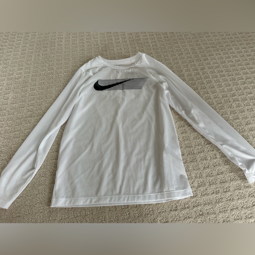 Like New Long Sleeve Boys Nike T Size Large